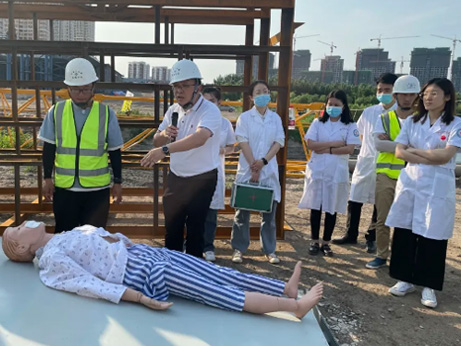  “防风险 保稳定 迎党庆”锦州市中心医院专家团队为我市特大桥“高空坠落应急演练”提供急救指导和应急培训