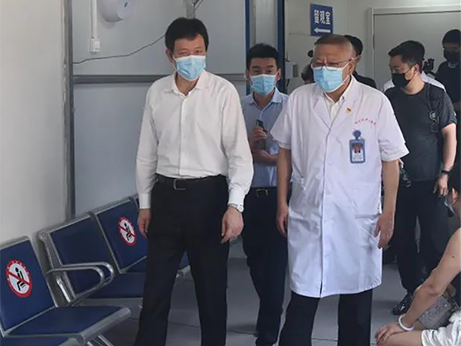 锦州市市委书记靳国卫一行到锦州市中心医院实地检查疫情防控、疫苗接种和核酸检测等工作
