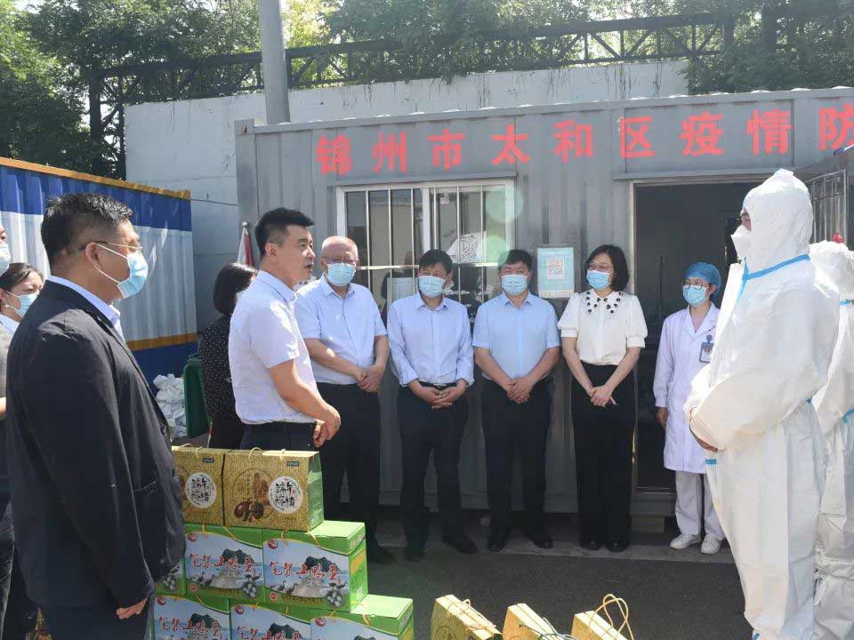 市卫健委领导看望慰问我院高速西口核酸采样点医务人员