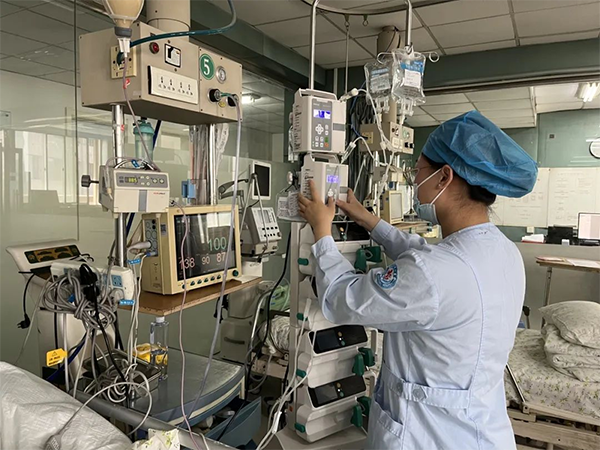 于生命黯然处 “医”心守护健康之光——重症监护病房双节工作纪实