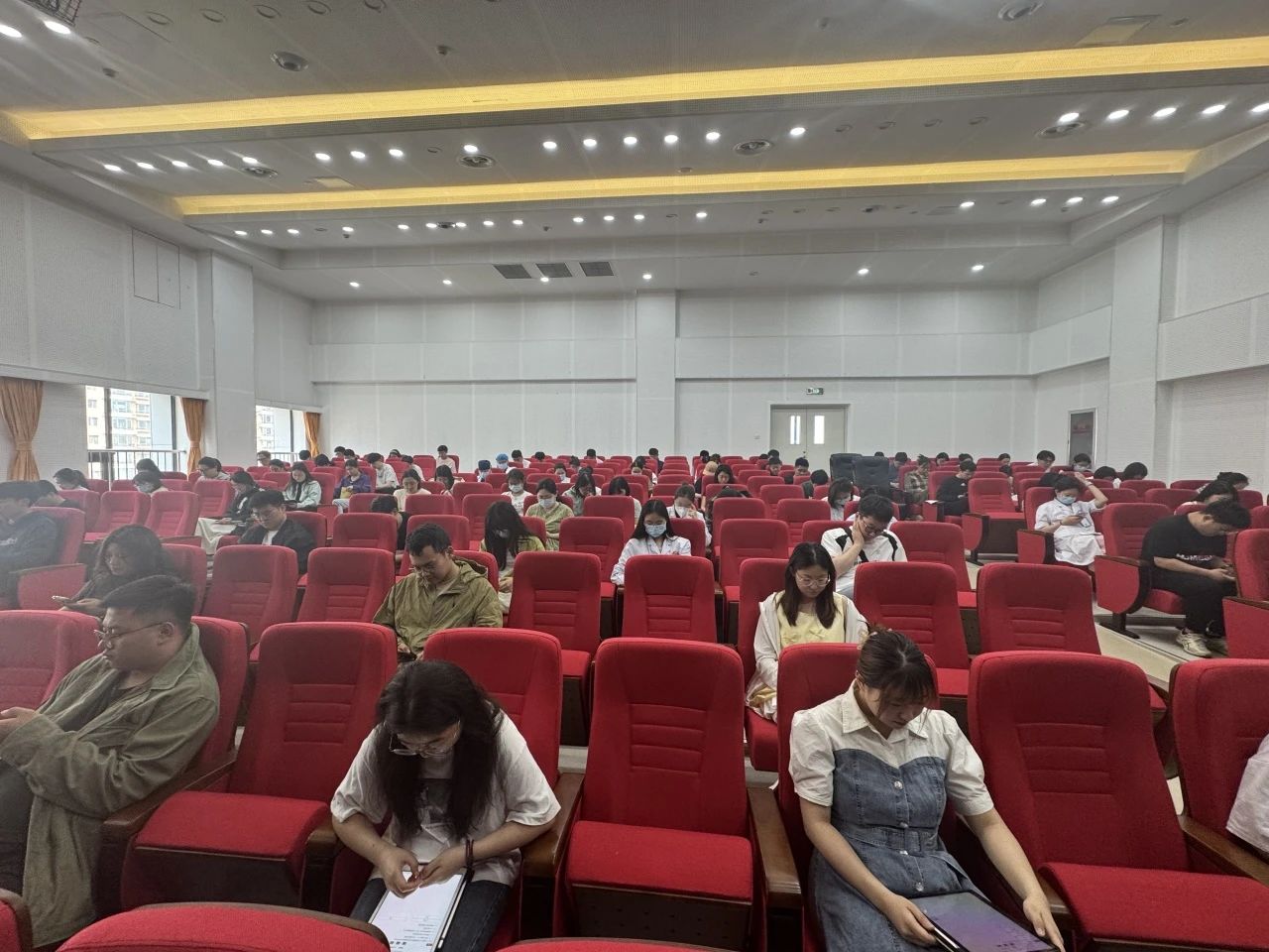 住培专栏|以考促学强基础 以练提能砺精兵 我院开展2024级住培学员执业医师资格模拟考试考核及培训工作