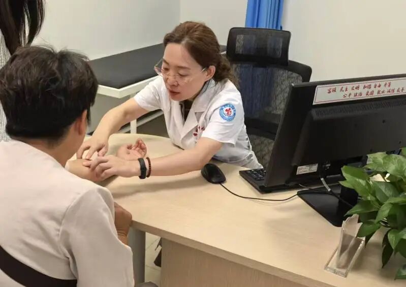 喜报|我院肾内二科主任马艳荣获锦州市"先进工作者"荣誉称号！