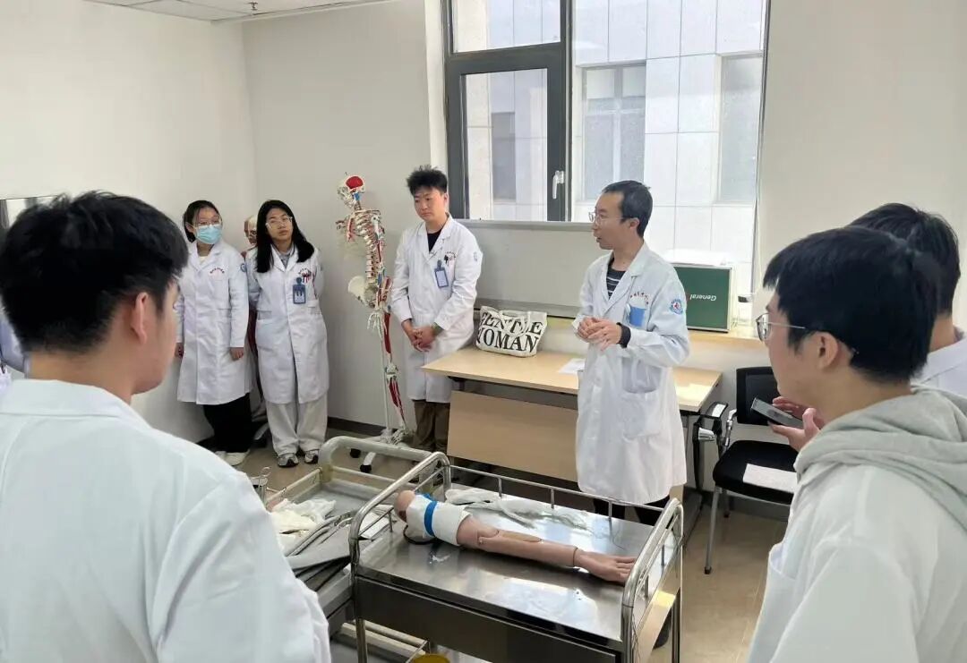 住培专栏|精研技能助备考 以训提质促通关——我院2026年住培学员执业医师技能专项培训正式启动