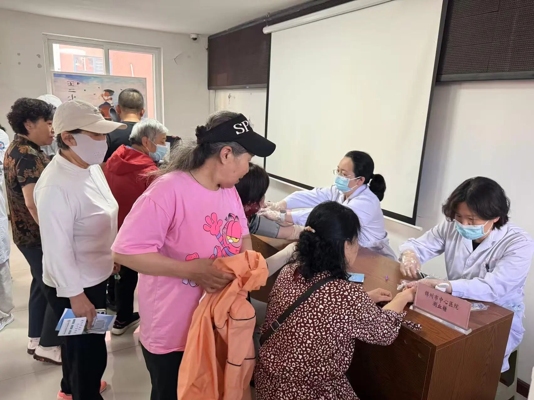 三十载光明同行 公益惠民暖人心 ——亚东眼科30周年系列活动之社区义诊纪实